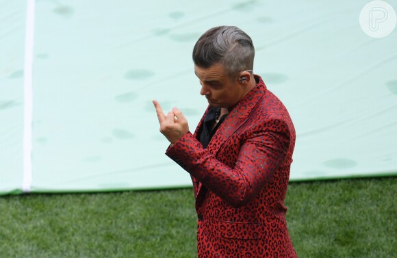 Robbie Williams apontou o dedo médio para as câmeras durante a abertura da Copa