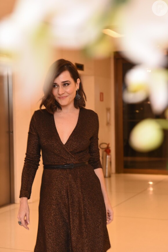 Alessandra Negrini usou cinto de couro com o vestido brilhoso na pré-estreia do filme 'Mulheres Alteradas', no shopping Iguatemi, em São Paulo, nesta terça-feira, 19 de junho de 2018
