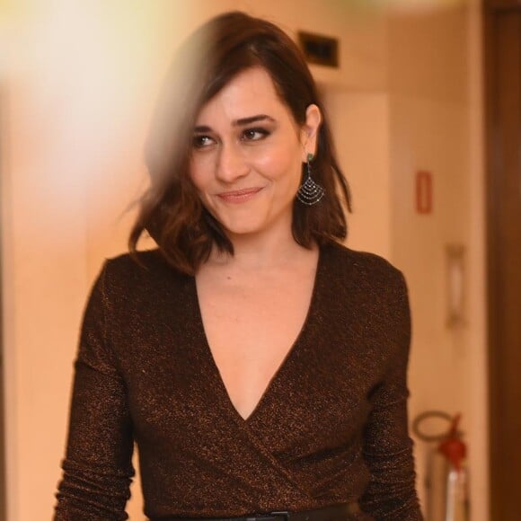 Alessandra Negrini usou cinto de couro com o vestido brilhoso na pré-estreia do filme 'Mulheres Alteradas', no shopping Iguatemi, em São Paulo, nesta terça-feira, 19 de junho de 2018