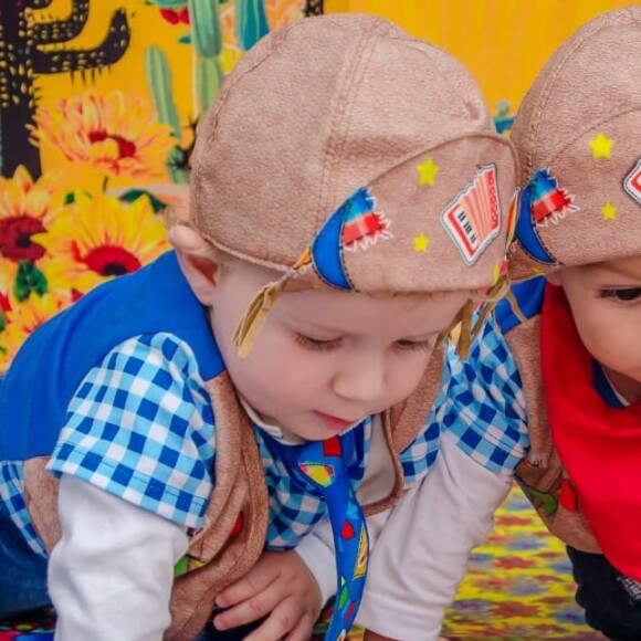 Filhos de Maíra Charken e Sheron Menezzes curtiram festa junina juntos