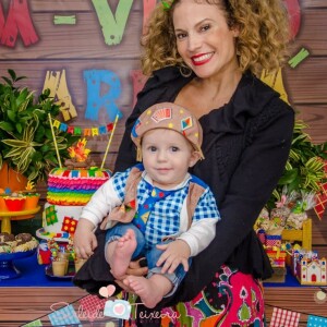 Maíra Charken curtiu festa junina com filho, Gael, de 8 meses