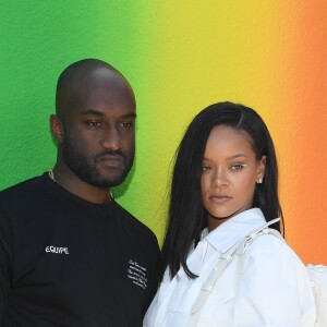 Rihanna, carregando uma bolsa Louis Vuitton transparente, fez questão de tirar foto com o estilista