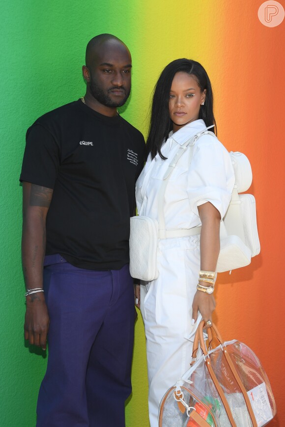 Rihanna, carregando uma bolsa Louis Vuitton transparente, fez questão de tirar foto com o estilista