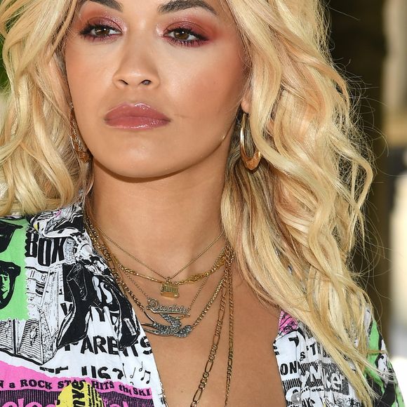 Na primeira fila do desfile de estreia de Virgil Abloh na Louis Vuitton, a cantora Rita Ora optou por camisa decotada. O show aconteceu na quinta-feira, 21 de junho de 2018, nos jardins do Palais Royal, em Paris