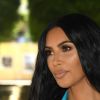 Com um macacão com pegada street, Kim Kardashian foi conferir a performance do amigo