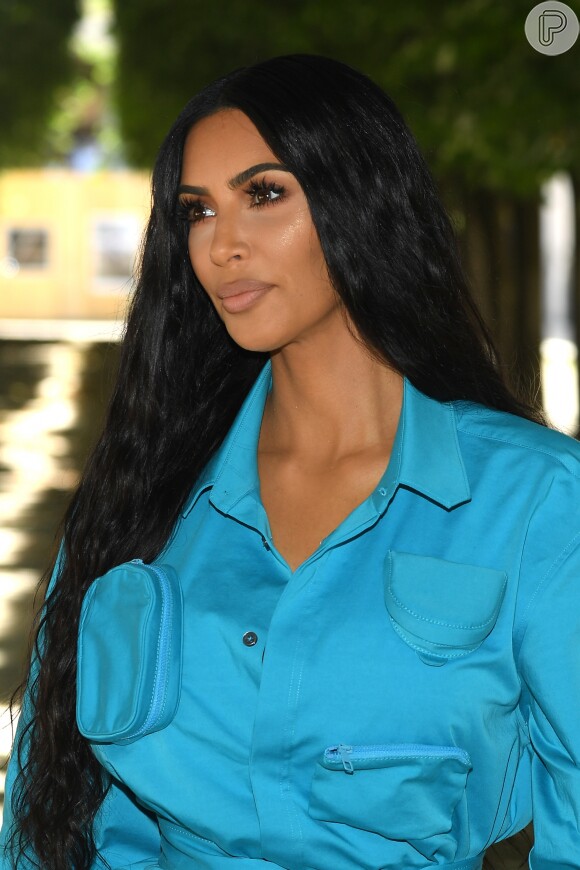 Com um macacão com pegada street, Kim Kardashian foi conferir a performance do amigo