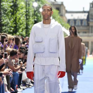 Branco total no street wear da Louis Vuitton. A jaqueta mostra que o utilitarismo está em alta!