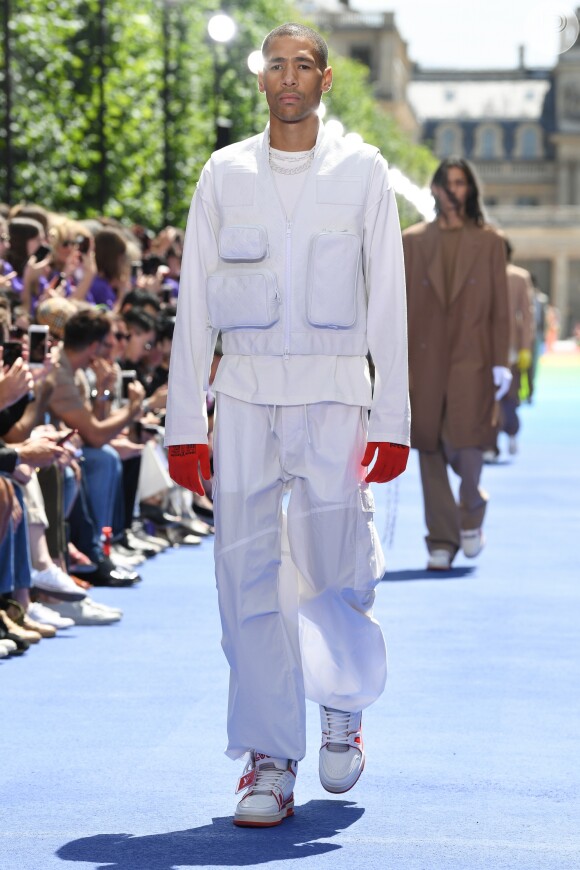Branco total no street wear da Louis Vuitton. A jaqueta mostra que o utilitarismo está em alta!