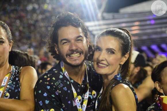 Fátima Bernardes e o namorado, Túlio Gadêlha, torceram pela seleção brasileira com camisetas personalizadas