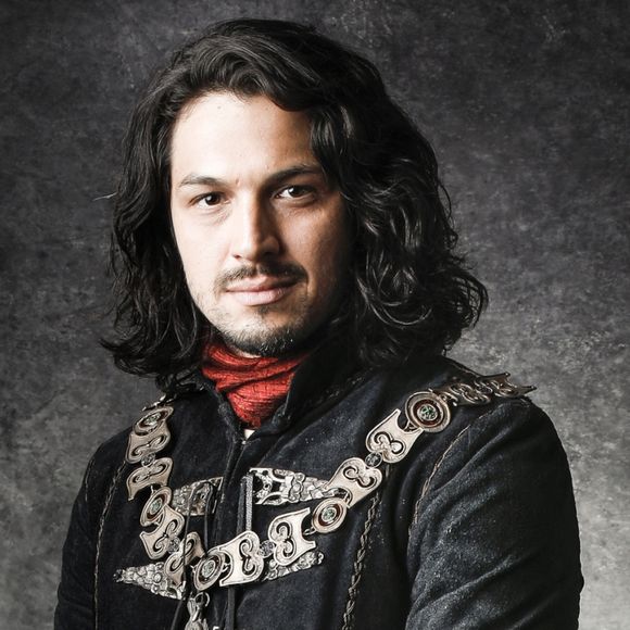 Afonso (Romulo Estrela) está enfeitiçado e confunde Catarina (Bruna Marquezine) com Amália (Marina Ruy Barbosa) no capítulo de terça-feira, 3 de julho de 2018 da novela 'Deus Salve o Rei'