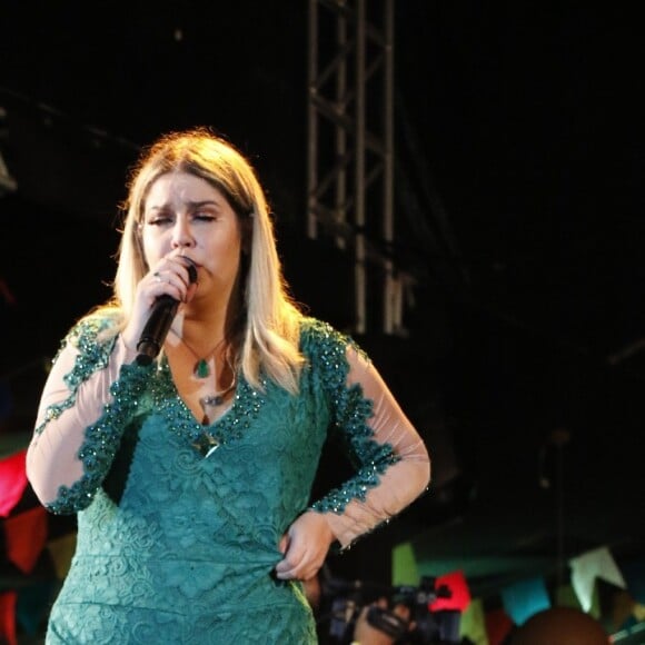 Marília Mendonça exibiu a silhueta mais magra após perder 15 kg em show em Petrolina