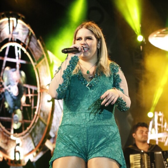 Marília Mendonça elege macaquinho verde com renda para show em Petrolina