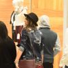 De vestidinho e chapéu, Bruna Marquezine andou pelo shopping cheia de estilo