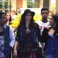 Bruna Marquezine passeia em shopping com amigos após fim de 'Em Família'