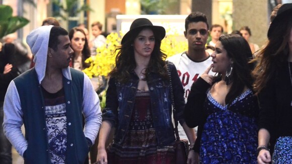 Bruna Marquezine passeia em shopping com amigos após fim de 'Em Família'