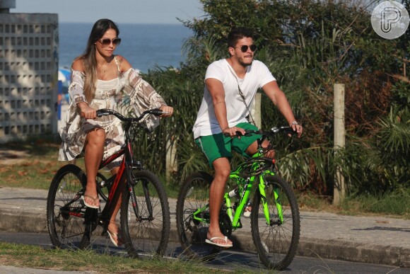 Grávida ativa! Mayra Cardi pedala na praia com o marido, Arthur Aguiar, neste domingo, dia 24 de junho de 2018