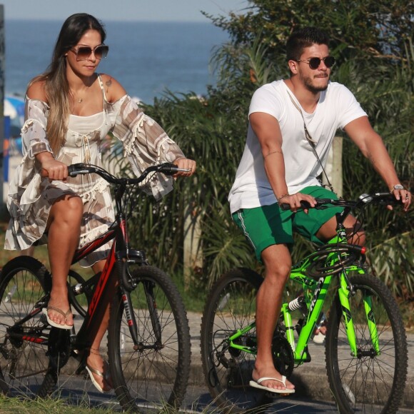 Grávida ativa! Mayra Cardi pedala na praia com o marido, Arthur Aguiar, neste domingo, dia 24 de junho de 2018