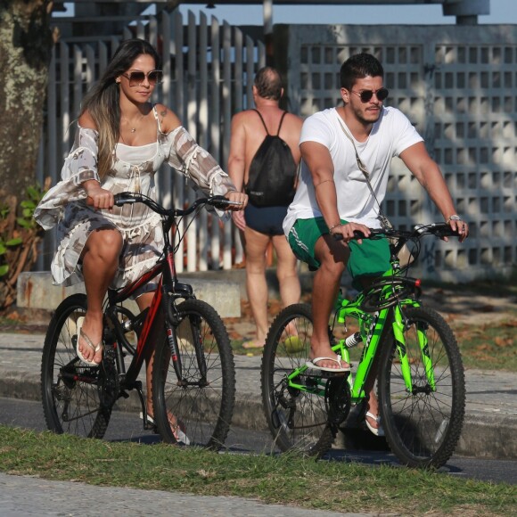 Mayra Cardi e Arthur Aguiar curtiram o domingo em um programa ao ar livre