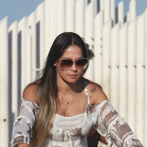 Mayra Cardi escolheu um vestido com ombros à mostra e amplo que deixou a barriga de 6 meses em evidência