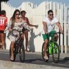 Mayra Cardi curtiu um passeio de bicicleta com o marido, Arthur Aguiar, na Barra da Tijuca