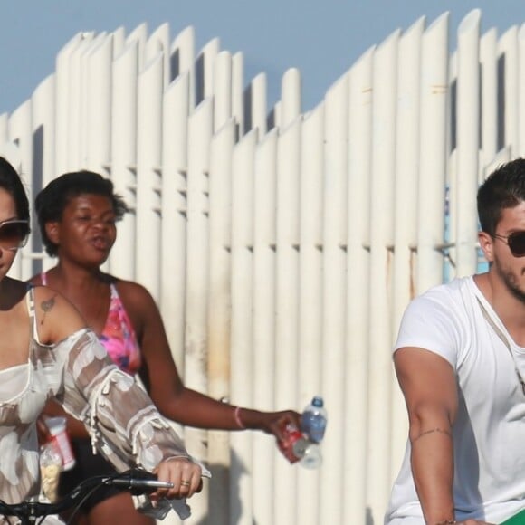 Mayra Cardi curtiu um passeio de bicicleta com o marido, Arthur Aguiar, na Barra da Tijuca