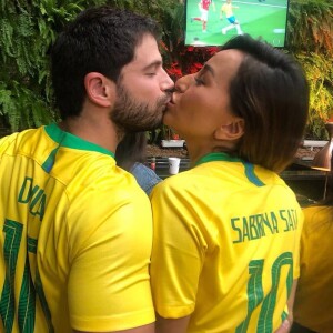 Sabrina Sato e Duda Nagle aparecem torcendo juntos pelo Brasil em foto