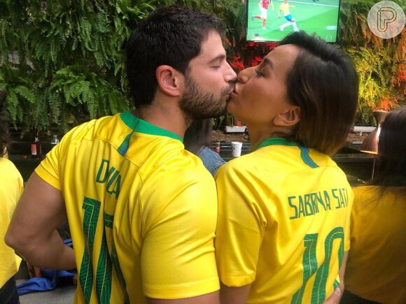 Sabrina Sato e Duda Nagle aparecem torcendo juntos pelo Brasil em foto