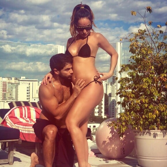 Sabrina Sato posa com Duda Nagle beijando sua barriga