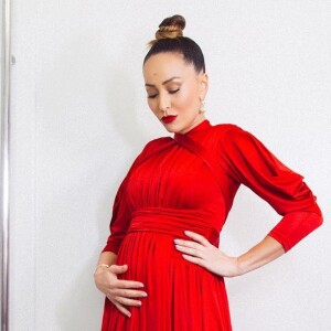 Sabrina Sato posa com vestido vermelho e mão na barriga: 'Tão gostoso cuidar'