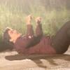 Junno Andrade rola no chão para gravar cena de morte em 'Salve Jorge'