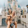 Aline Gotschalg e o marido, Fernando Medeiros, estão em Orlando, nos Estados Unidos