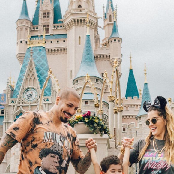 Aline Gotschalg e Fernando Medeiros estão curtindo férias com o filho nos Estados Unidos
