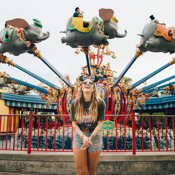 Ex-BBB Aline Gotschalg visitou os parques temáticos em Orlando