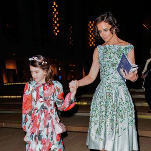 Suri Cruise vendeu limonada por US$ 2 (cerca de R$ 8) na parada LGBT+ de Nova York