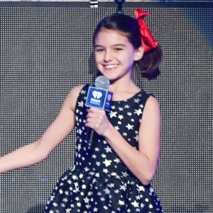 Suri Cruise, filha de Tom Cruise e Katie Holmes, vendeu limonada na parada LGBT+ de Nova York, nos Estados Unidos, neste domingo, 24 de junho de 2018. Veja abaixo!