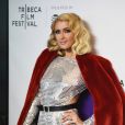 Socialite veste look metalizado em festival de cinema em Nova York