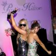 Paris Hilton recebe convidados em festa de lançamento de sua coleção com a grife Boohoo