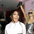 Em festa de laçamento de sua parceria com a grife Boohoo, Paris Hilton dança ao som de Lil' Kim