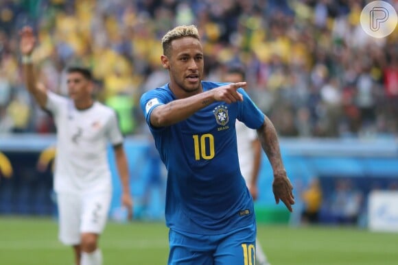 O gol do Brasil agitou a torcida da família de Neymar: Rafaella, irmã do craque, machucou o braço