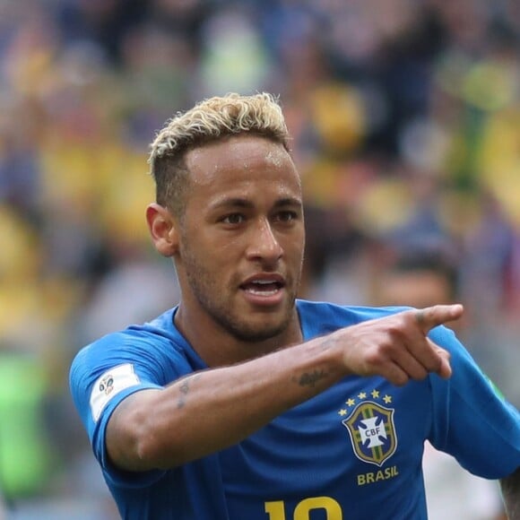 O gol do Brasil agitou a torcida da família de Neymar: Rafaella, irmã do craque, machucou o braço