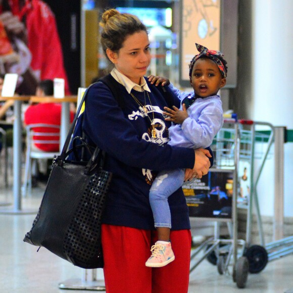 Leandra Leal mostrou várias fotos divertidas com a filha, Júlia, nesta terça-feira, 26 de junho de 2018