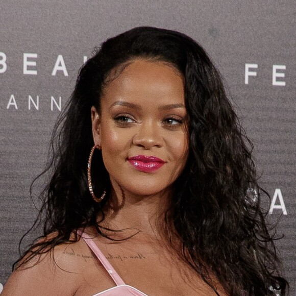 No lançamento de parceria com a Sephora, Rihanna fez tournê pela Europa para promover a Fenty Beauty. Ela passou por Madri...