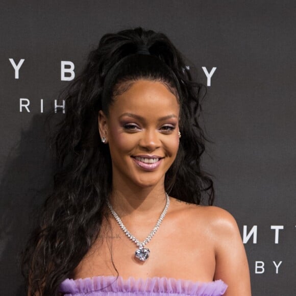 Em Nova York, a cantora lançou a fenty Beauty na loja Harvey Nichols