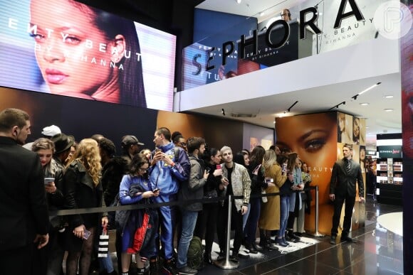 A Fenty Beauty, que tem uma parceria com a loja Sephora, levou legiões de fãs da cantora para os lançamentos anteriores; na foto, evento em Sephora de Milão