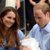 Ao contrário de muitas pessoas públicas, a família real fez questão de apresentar o príncipe George ao mundo ainda recém-nascido