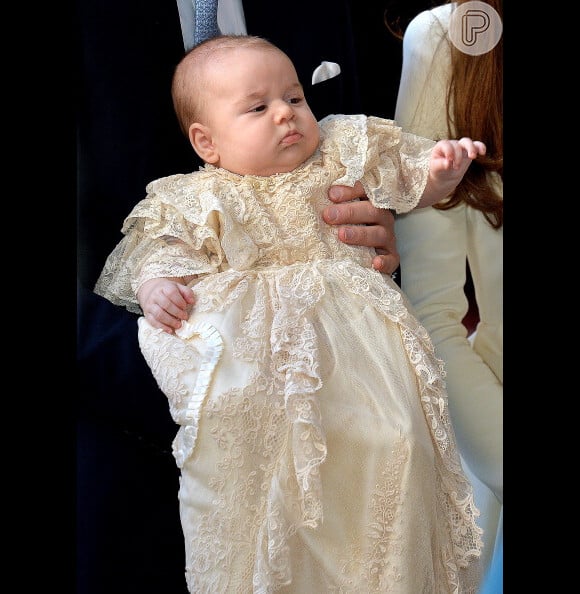 A roupa usada pelo príncipe George no batismo é uma tradição de família real repetida há 172 anos