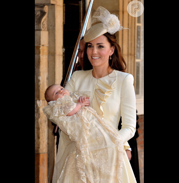 Príncipe George foi batizado com três meses de idade, na Capela Real do Palácio de St. James, em Londres. Olha que fofura?