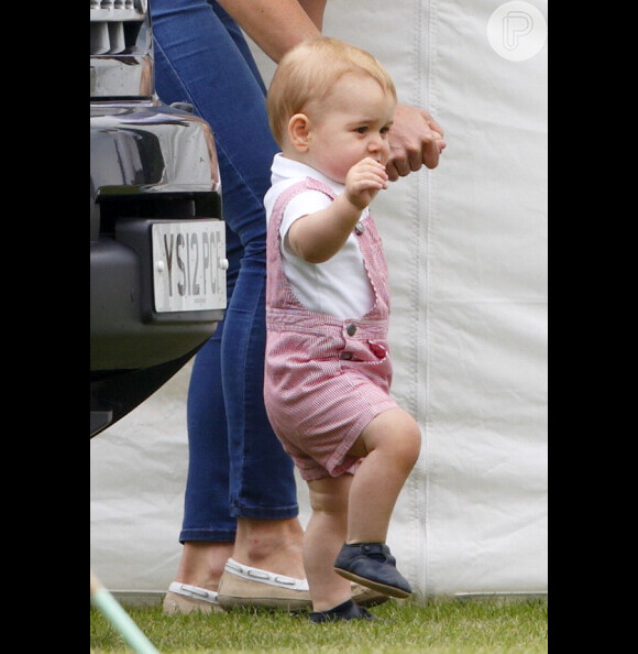 Príncipe George, sempre muito estiloso, dando os primeiros passinhos ainda de mãos dadas com a mamãe, Kate Middleton