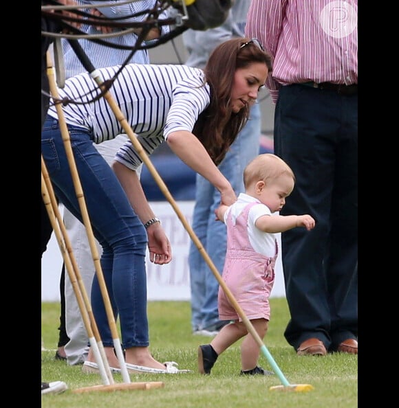 Não é à toa que príncipe George foi eleito o bebê mais estiloso. Olha que look mais fofo?