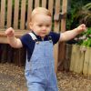 Príncipe George deu seus primeiros passinhos dias antes de seu primeiro aniversário